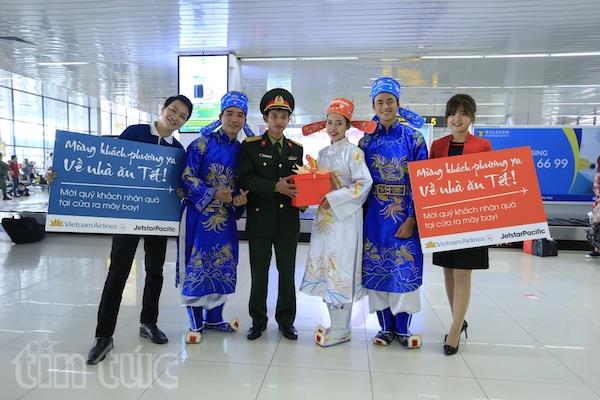 Hành khách của Vietnam Airlines bất ngờ vì được Táo quân chào đón ảnh 1